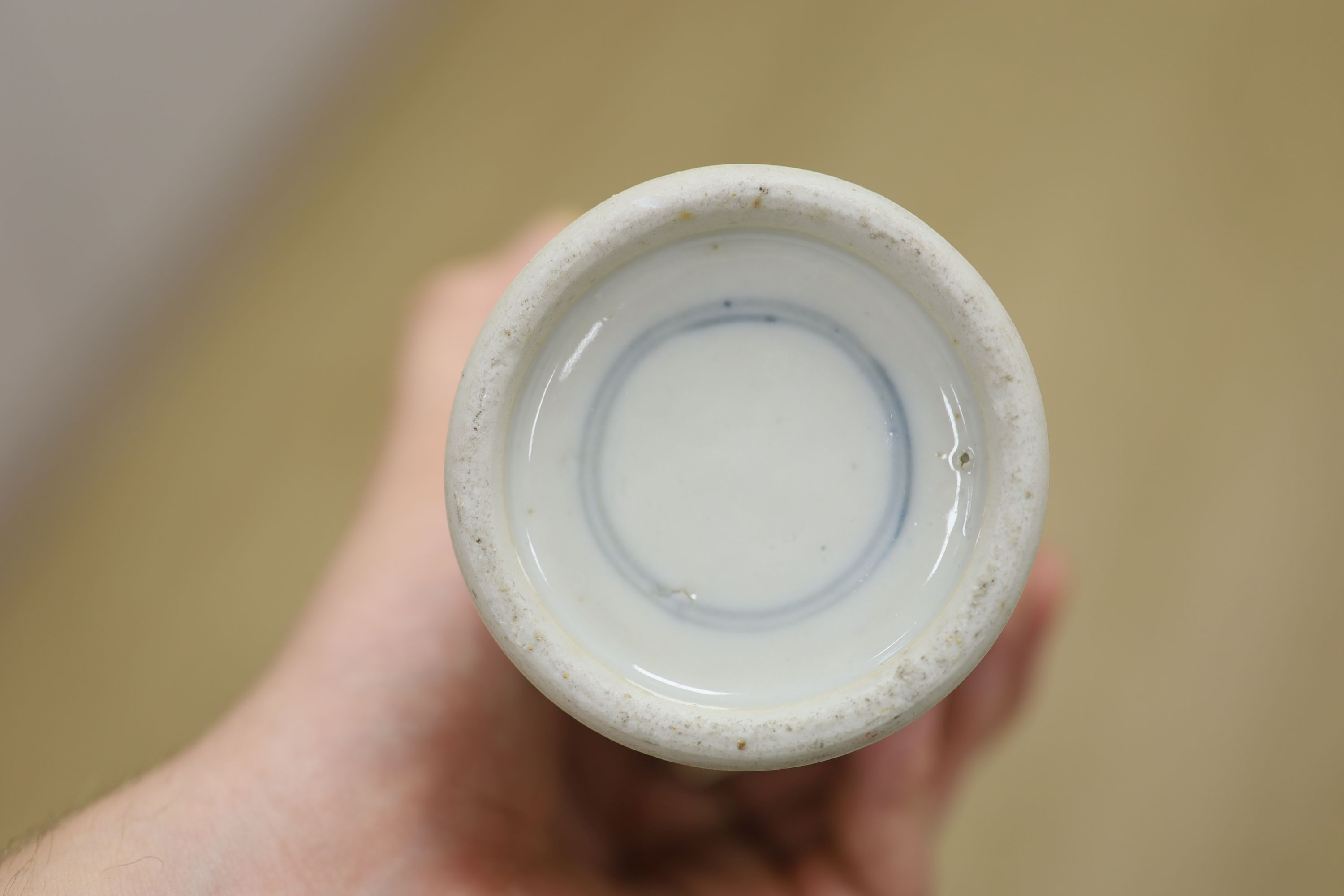 A 19th century Chinese blue and white vase, height 21cm